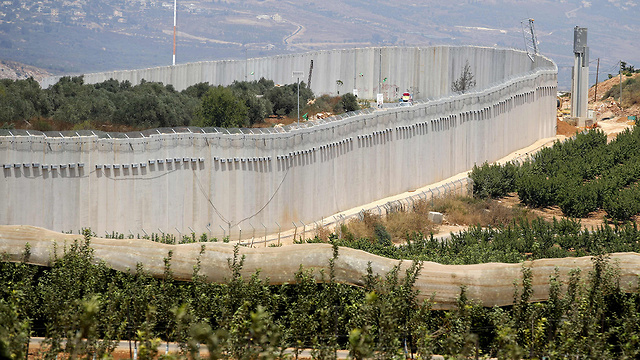 חומה גבול לבנון ליד מטולה ברקע כפר כילא (צילום: AFP)