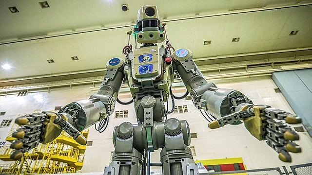 הרובוט בהכנות אחרונות למשימה (צילום: AFP)