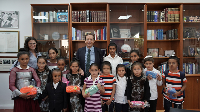 Jewish Agency chair Isaac Herzog with young new immigrants to Israel