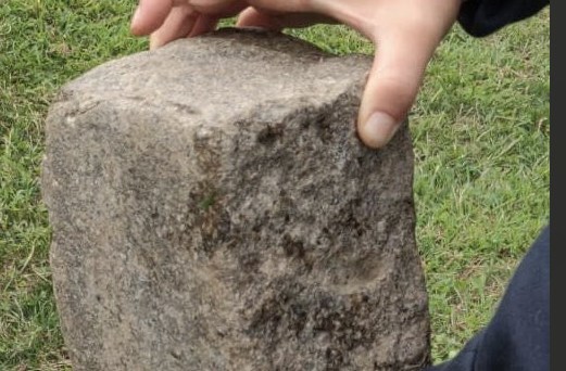 Камень, брошенный в раввина. Фото: Twitter Хаима Дойча