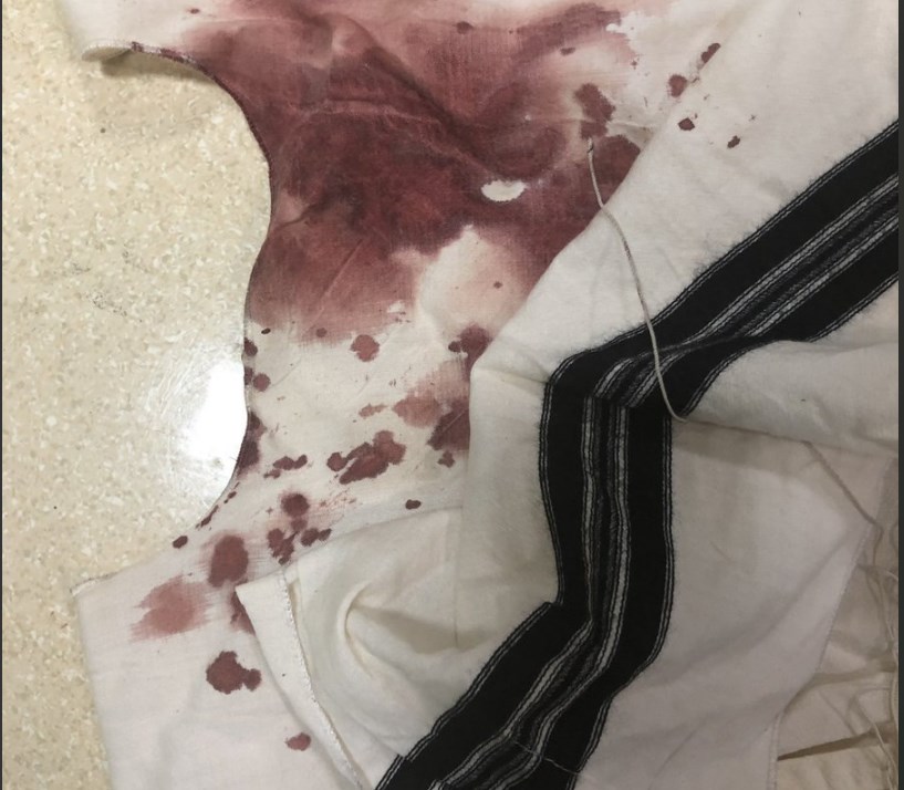Окровавленный талит раввина Гопина. Фото: Twitter Бени Фридмана