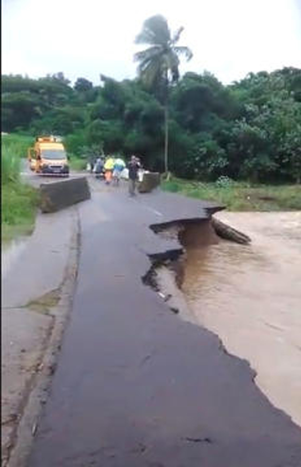 נזק ל כביש באי מרטיניק ב האיים הקריביים סופה הוריקן דוריאן (צילום: רויטרס)