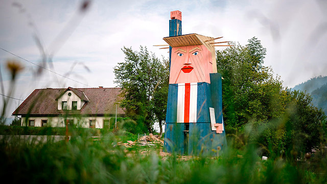 פסל החירות של דונלד טראמפ ב סלובניה (צילום: AFP)