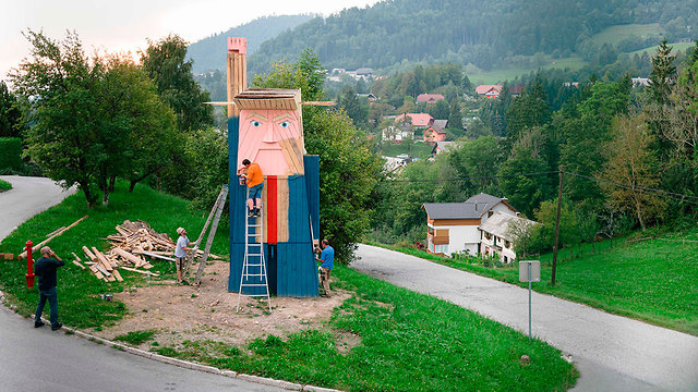 פסל החירות של דונלד טראמפ ב סלובניה (צילום: AFP)