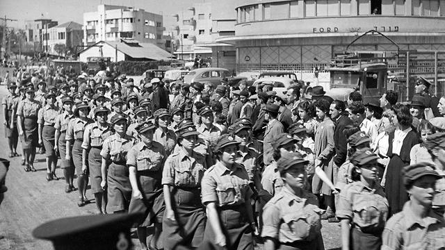  Девушки еврейского ишува вступают добровольцами в британскую армию во время войны. Фото: архив министерства обороны