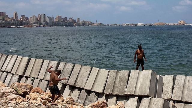 מכשולי בטון בחוף הים באלכסנדריה (צילום: AP)