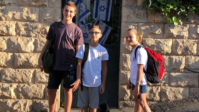 שלושה אחים פותחים את שנת הלימודים בירושלים (צילום: גיל יוחנן)
