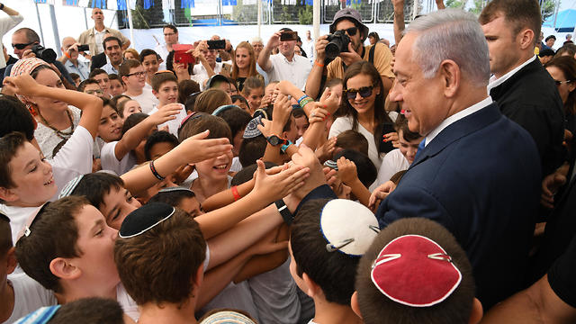Prime Minister Netanyahu celebrates the opening of the school year in Elkana, West Bank (Photo: Haim Zach, GPO)