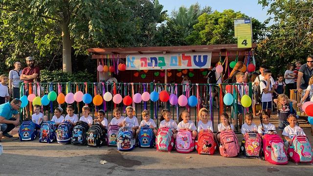ילדי כיתה א מבני דרום ממתינים להסעה לבית הספר (צילום: עופר טל)