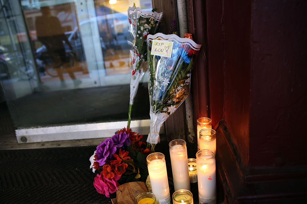 אבל בניו יורק: פרחים ונרות לזכר ריד במלון צ'לסי, שבו מתרחשים חלק משירי אלבום הבכורה של ניקו ממחתרת הקטיפה (צילום:  Spencer Platt/GettyimagesIL)