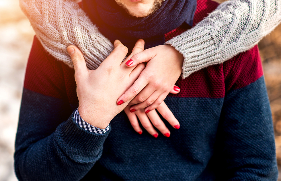 זוג מחזיק ידיים (צילום: Shutterstock)
