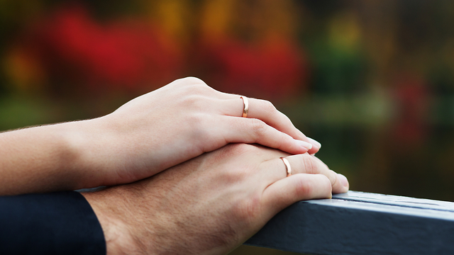 זוג מחזיק ידיים (צילום: Shutterstock)
