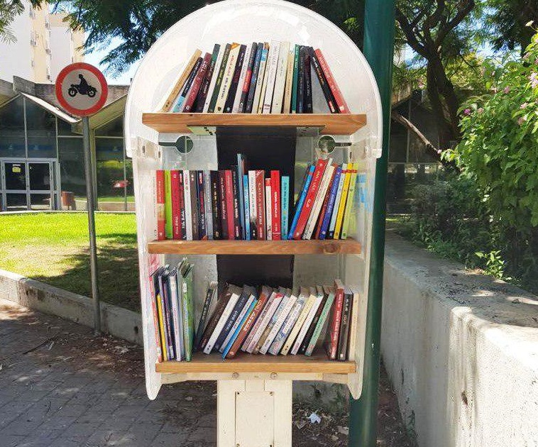 Телефонная будка превратилась в уличную библиотечку. Фото: муниципалитет Тель-Авива