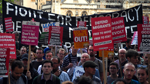מחאה בלונדון בריטניה  (צילום: AP)