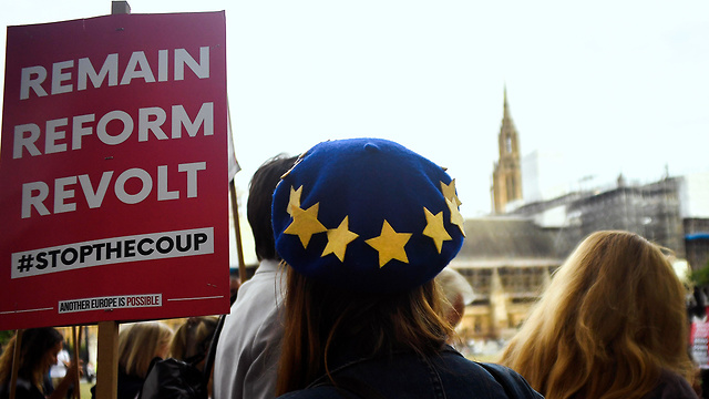 מחאה בלונדון בריטניה  (צילום: AP)