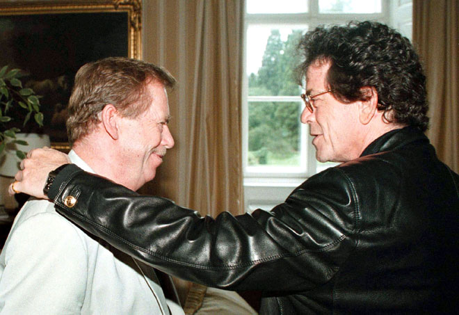 ריד (מימין) עם נשיא צ'כיה, וצלב האוול. מהפכה בהשראת מחתרת (צילום: AP)