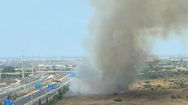 שריפה מתפשטת בראשון לציון (צילום: לירון שימשון)