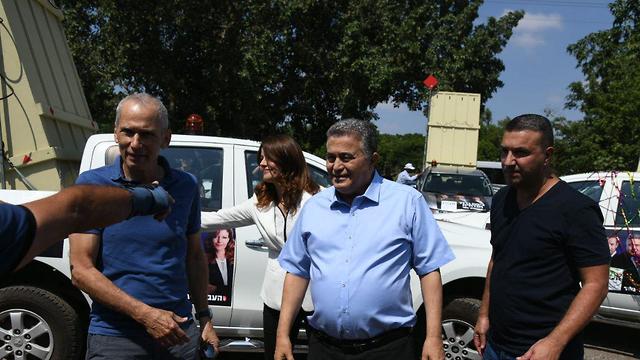 Labor leader Amir Peretz, center, on the campaign trail in Tel Aviv (Photo: Yair Sagi)