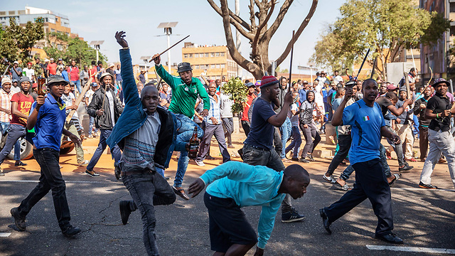 דרום אפריקה מהומות הפגנות הפגנה נגד זרים ב יוהנסבורג (צילום: AFP)
