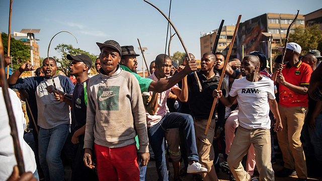 דרום אפריקה מהומות הפגנות הפגנה נגד זרים ב יוהנסבורג (צילום: AFP)