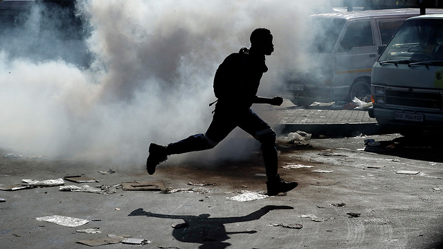 דרום אפריקה מהומות הפגנות הפגנה נגד זרים ב יוהנסבורג (צילום: AP)