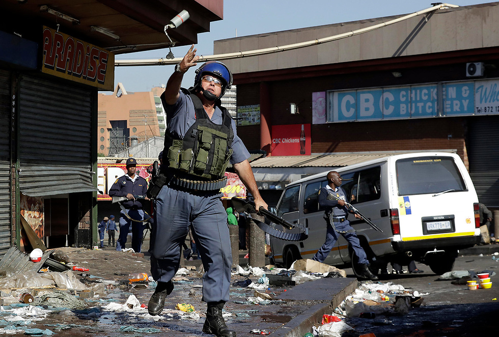דרום אפריקה מהומות הפגנות הפגנה נגד זרים ב יוהנסבורג (צילום: AP)