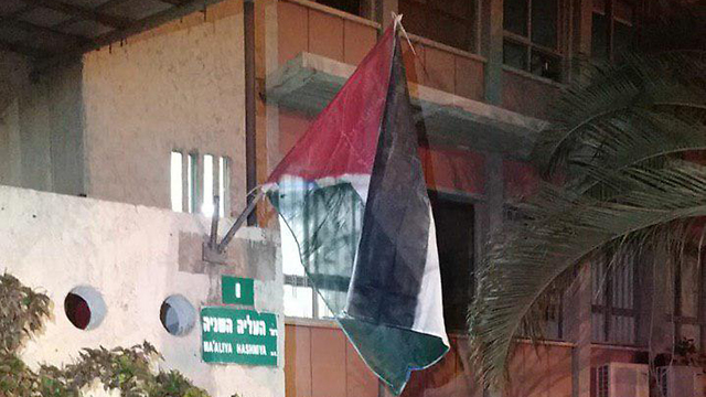 דגל פלסטין נתלה על קיר עיריית פתח תקווה ()