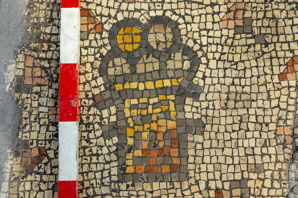 עיטור פסיפס המציג סלסלה ובה חמישה כיכרות לחם (צילום: ד