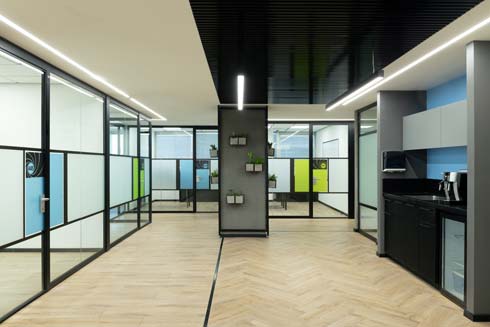 "אנחנו כאדריכלים יוצרים חללי עבודה שמשפיעים על היום יום של העובדים או האורחים שמבקרים במשרד". משרדי Meilinx (צילום: גדעון לוין)