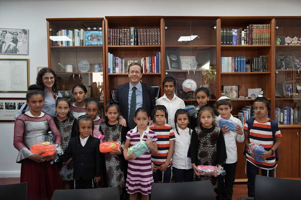 Глава Сохнута Ицхак Герцог с детьми-репатриантами. Фото: пресс-служба Сохнута