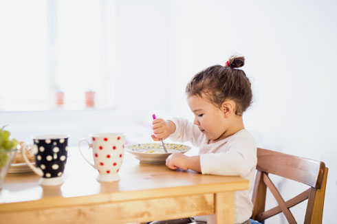 אל תתנו לילדים לצאת מהבית בלי ארוחת בוקר ושבו לאכול גם אתם  (צילום: Shutterstock)