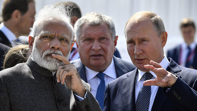 ראש ממשלת הודו נרנדרה מודי פגישה נפגש עם נשיא רוסיה ולדימיר פוטין (צילום: רויטרס)
