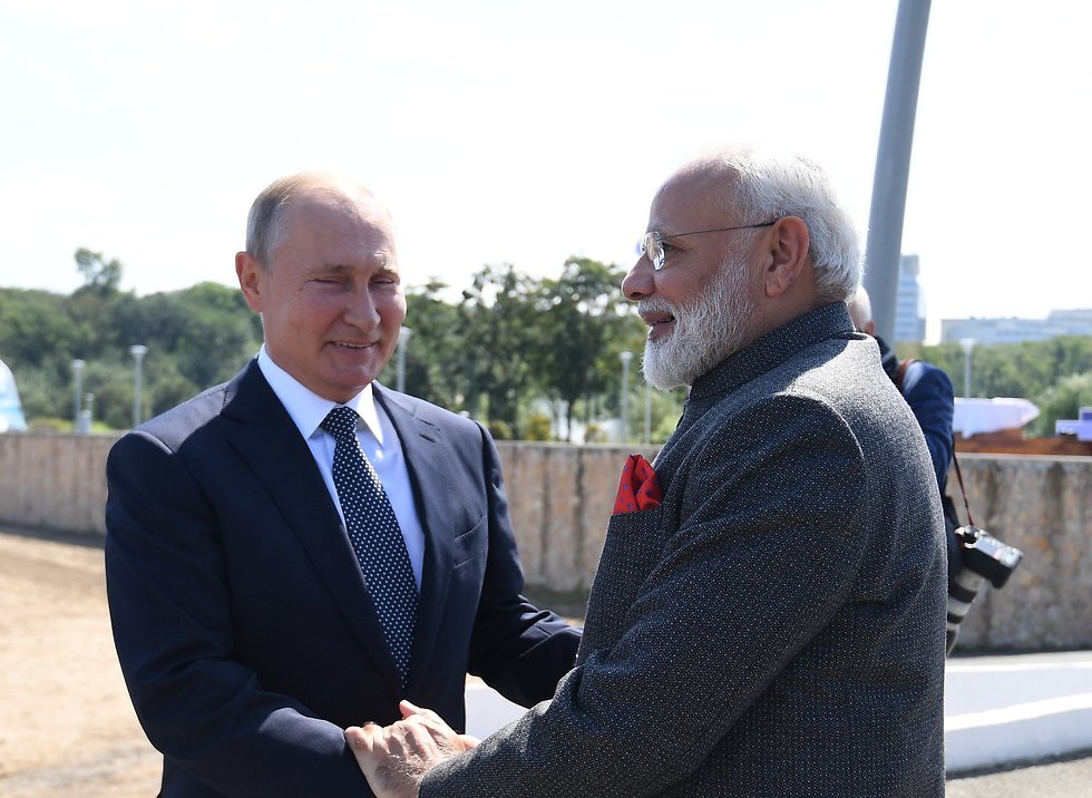 ראש ממשלת הודו נרנדרה מודי פגישה נפגש עם נשיא רוסיה ולדימיר פוטין (צילום: MCT)