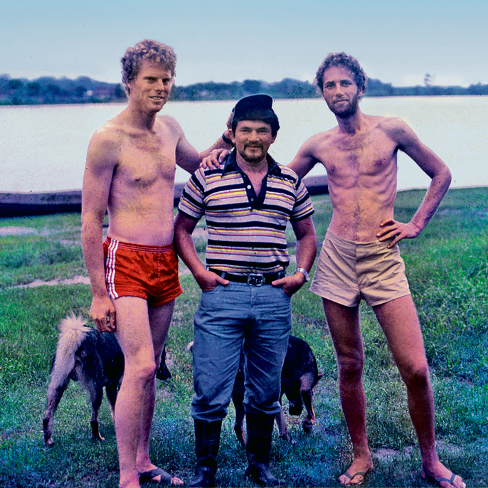 יוסי גינסברג (מימין) טיקו (בעל הסירה המחלצת) וקווין גייל, אחרי החילוץ, 1981