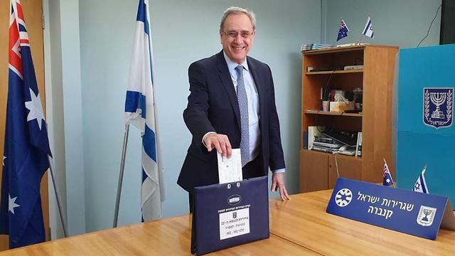 שגריר ישראל ב אוסטרליה מרק סופר מצביע קלפי בחירות הצבעה חו