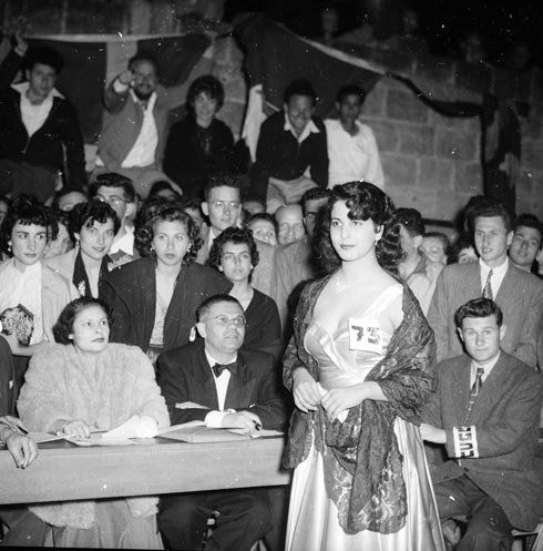 שופטת בתחרות בשנת 1954 (צילום: דוד רובינגר)