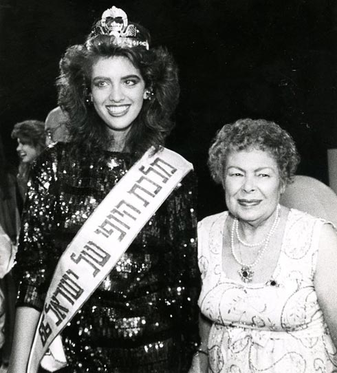 עם נילי דרוקר ז"ל, מלכת היופי לשנת 1986. "אצלנו לא בוחרים סתם מלכת יופי" (צילום: שוש בלומברג)