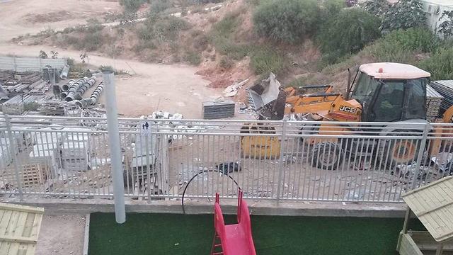עבודות בנייה בתוך גן ילדים באשדוד ()
