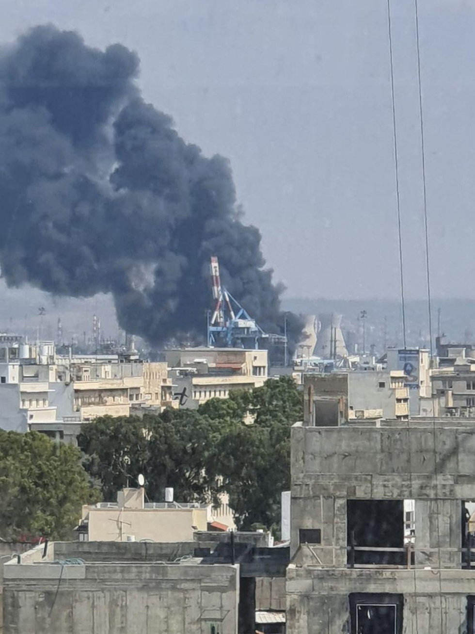 שריפה במפעל שמן בחיפה (צילום: תומר בן חמו)
