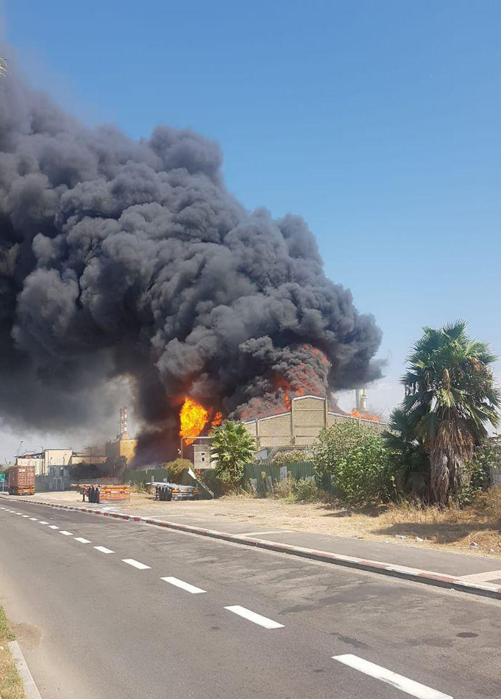 שריפה במפעל שמן בחיפה (צילום: דוברות כבאות והצלה מחוז חוף)