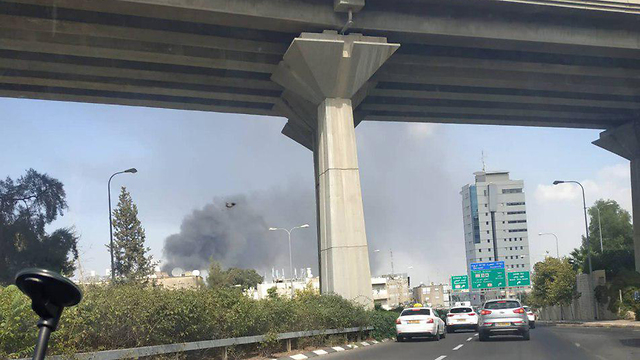 שריפה במפעל שמן בחיפה (צילום: עדן חיימוב)