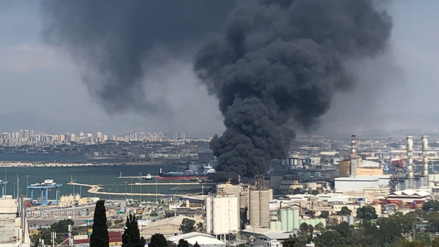 Fire rages in Haifa Port (Photo: Eliezer Eitan)