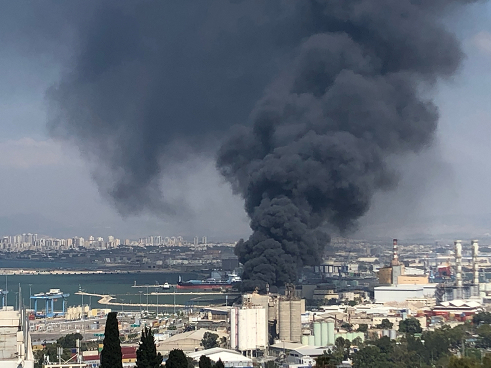 Пожар на заводе "Шемен" в Хайфе. Фото: Элиэзер Эйтан