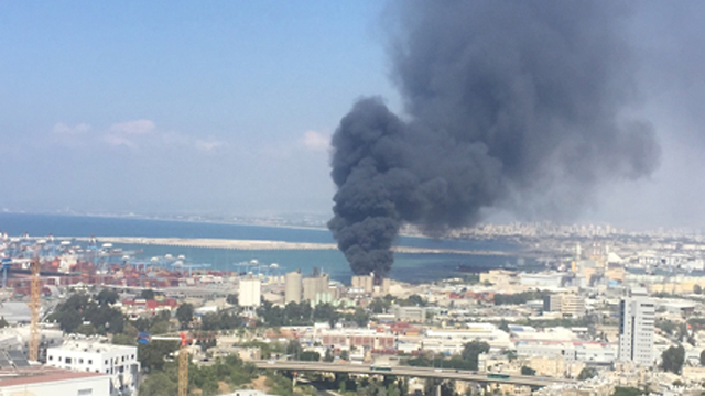 שריפה במפעל שמן בחיפה (צילום: אקי פלקסר)