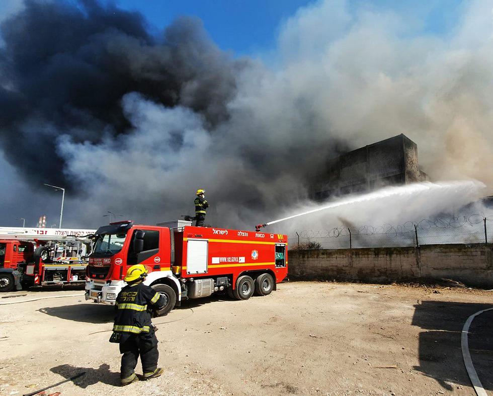 Тушение пожара на заводе "Шемен" в Хайфе. Фото: Гиль Нехуштан