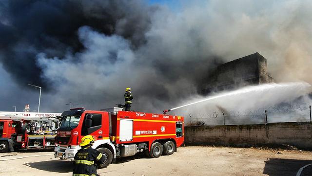 Firefighting crews in Haifa Port (Photo: Gil Nechushtan)