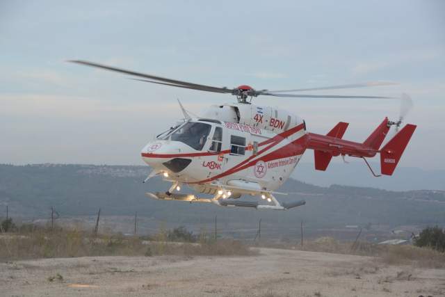 На вертолете МАДА пострадавший был доставлен в больницу. Фото: пресс-служба МАДА