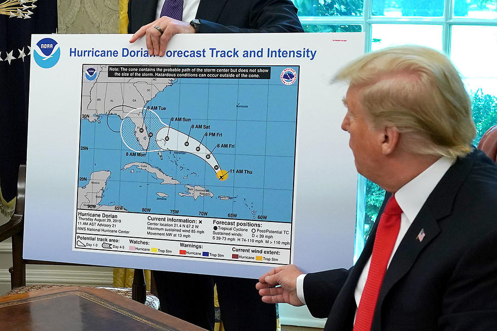 Президент США Дональд Трамп у карты зоны бедствия. Фото: TNS
