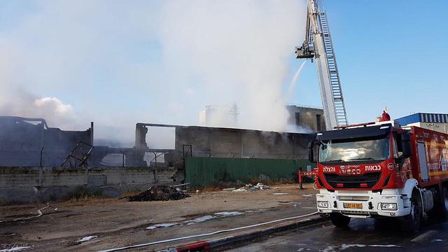 המשך פעילות כיבוי השריפה במפעל שמן בחיפה (צילום: דוברות כבאות והצלה מחוז חוף)