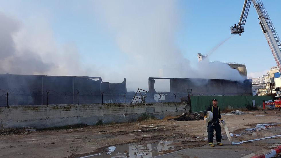 Тушение пожара в Хайфе. Фото: пресс-служба пожарной охраны